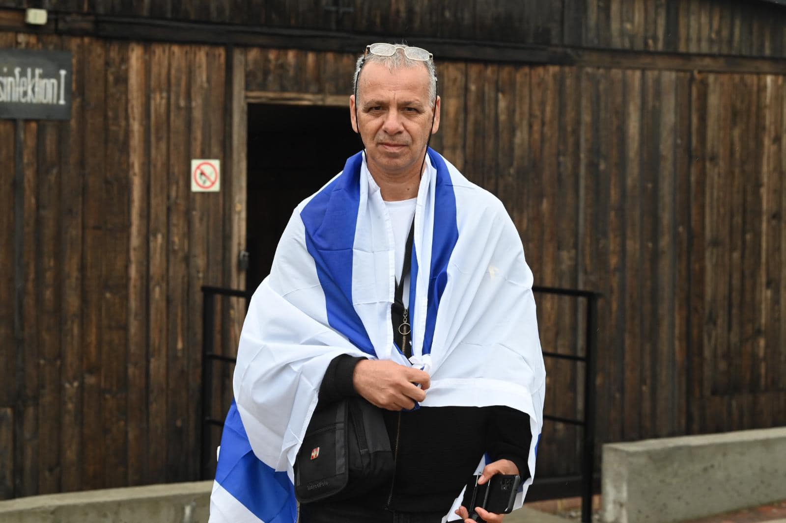 משתתף בסיור פולין עטוף בדגל ישראל (2)
