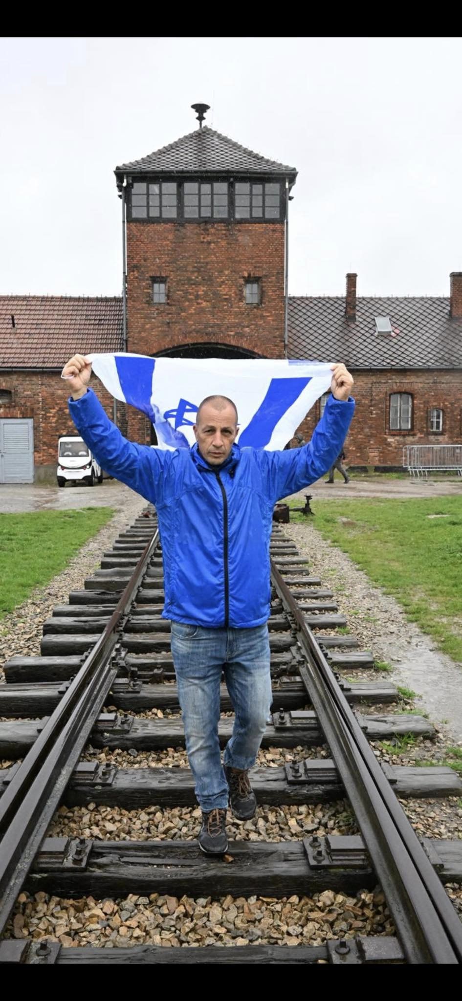 אופיר אלקלעי יור הסתדרות עובדי המדינה על פסי הרכבת המובילים לאושוויץ