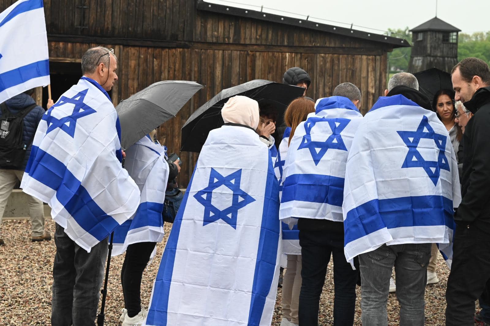 עטופים בדגלי ישראל