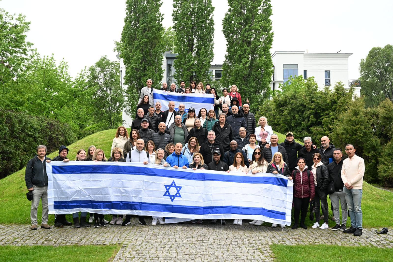 צילום כל משתתפי המסע עם דגלי ישראל