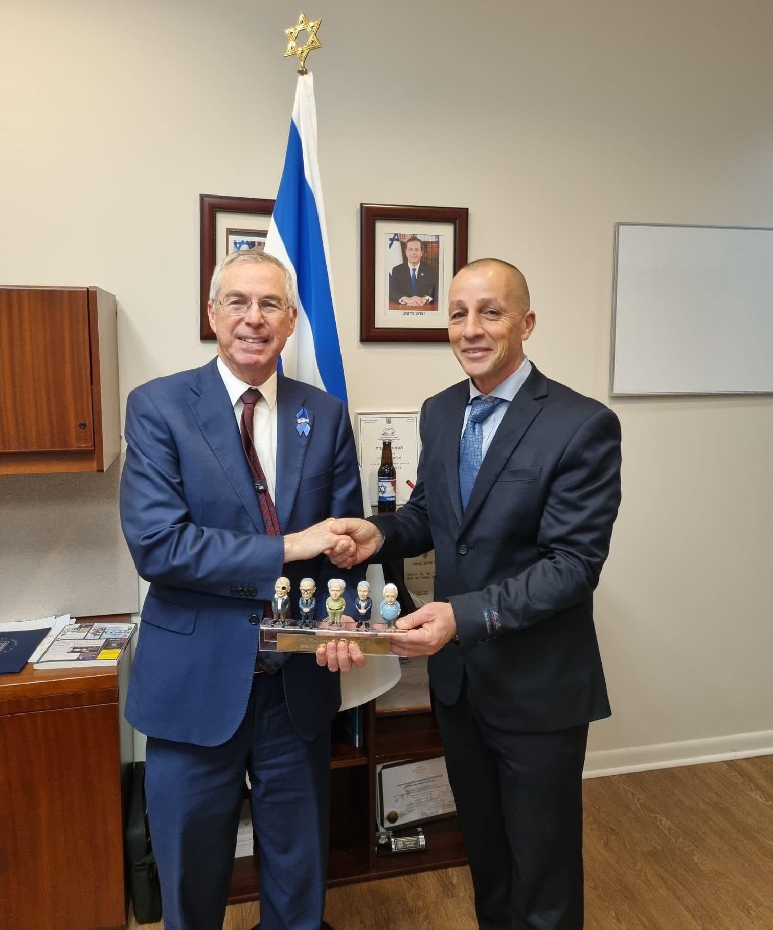 אופיר אלקלעי מימין עם שגריר ישראל בארהב - מייק הרצוג