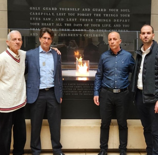 במוזיאון השואה בוושינגטון. מימין: ארז אופינקרו, אופיר אלקלעי, ערן גסקו (הנהלת המוזיאון), ואלברט בן אבו